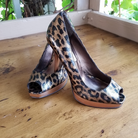 Sneaker size 7 - Picture 2 of 3